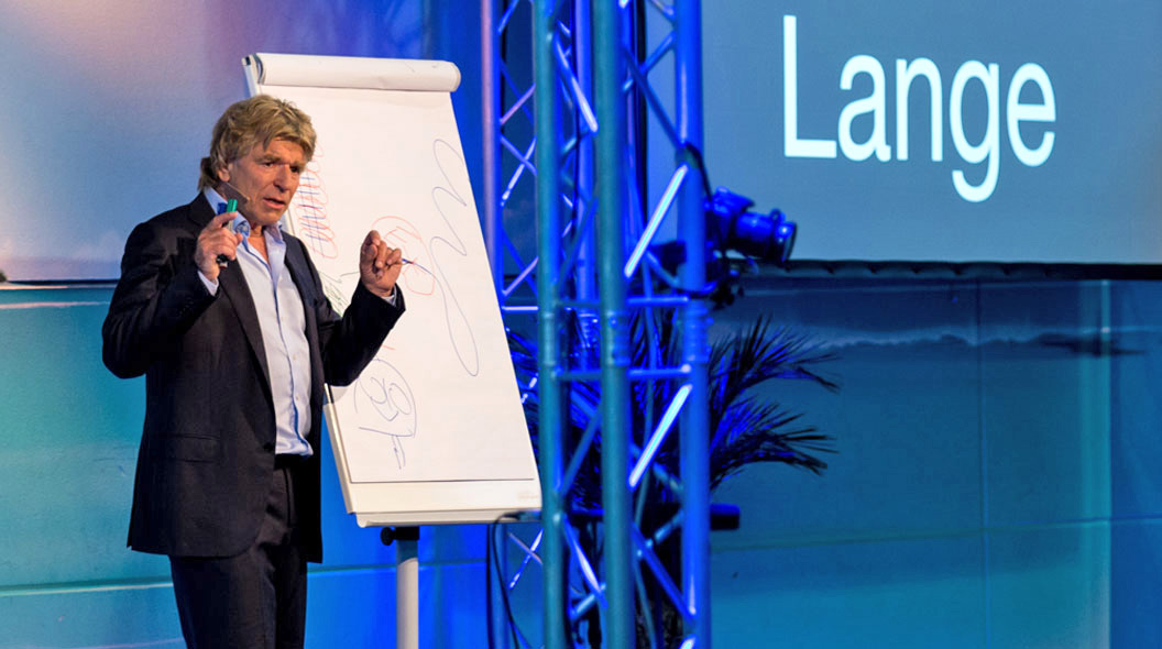 Dieter Lange auf der Bühne während eines Vortrags